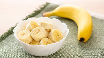 Нарізати банани в тарілці